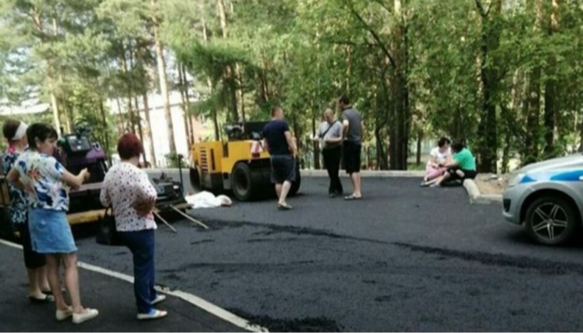 Старый сургут каток. Человек раздавленный катком. Попал под каток. Человек попал под каток. Попал под каток.