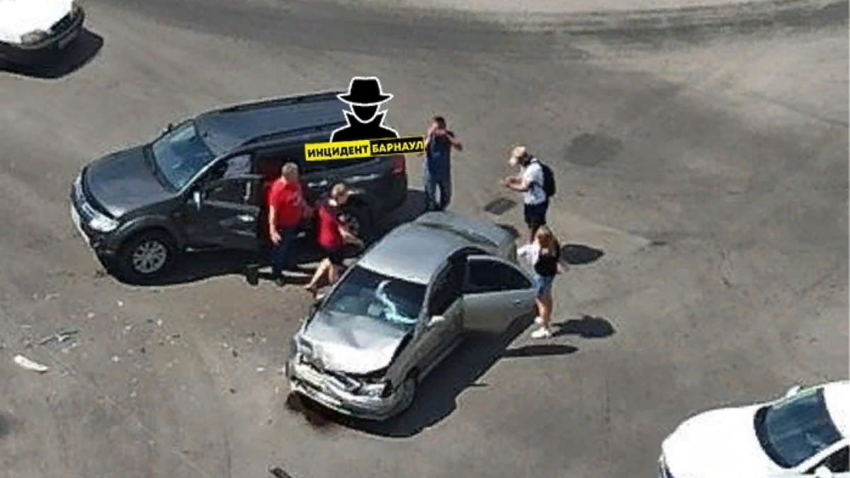 Ребенок и девушка пострадали во время ДТП в Барнауле 