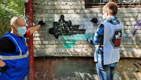 Волонтеры закрасили надписи с рекламой наркотиков в Барнауле