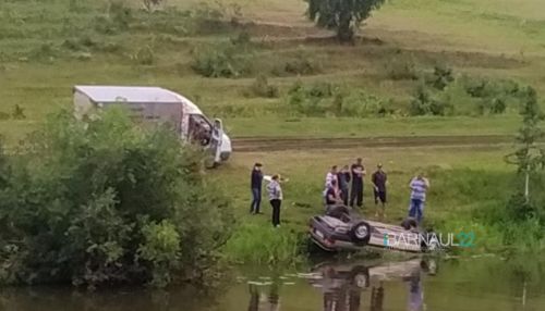 Крутил пятаки: легковушка свалилась в воду под Барнаулом