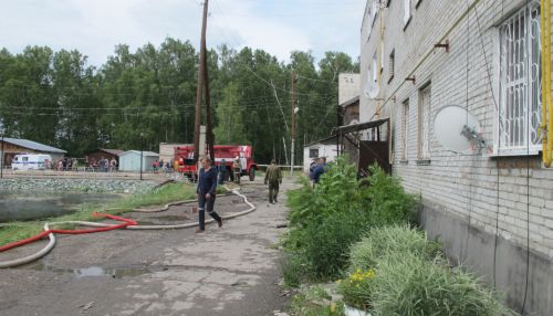 Огонь уничтожил крышу многоквартирного дома в алтайском райцентре