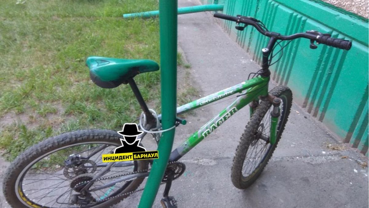 В Барнауле коммунальщики закрасили припаркованный у подъезда велосипед