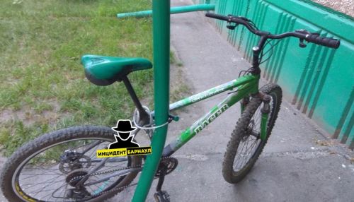 В Барнауле коммунальщики закрасили припаркованный у подъезда велосипед
