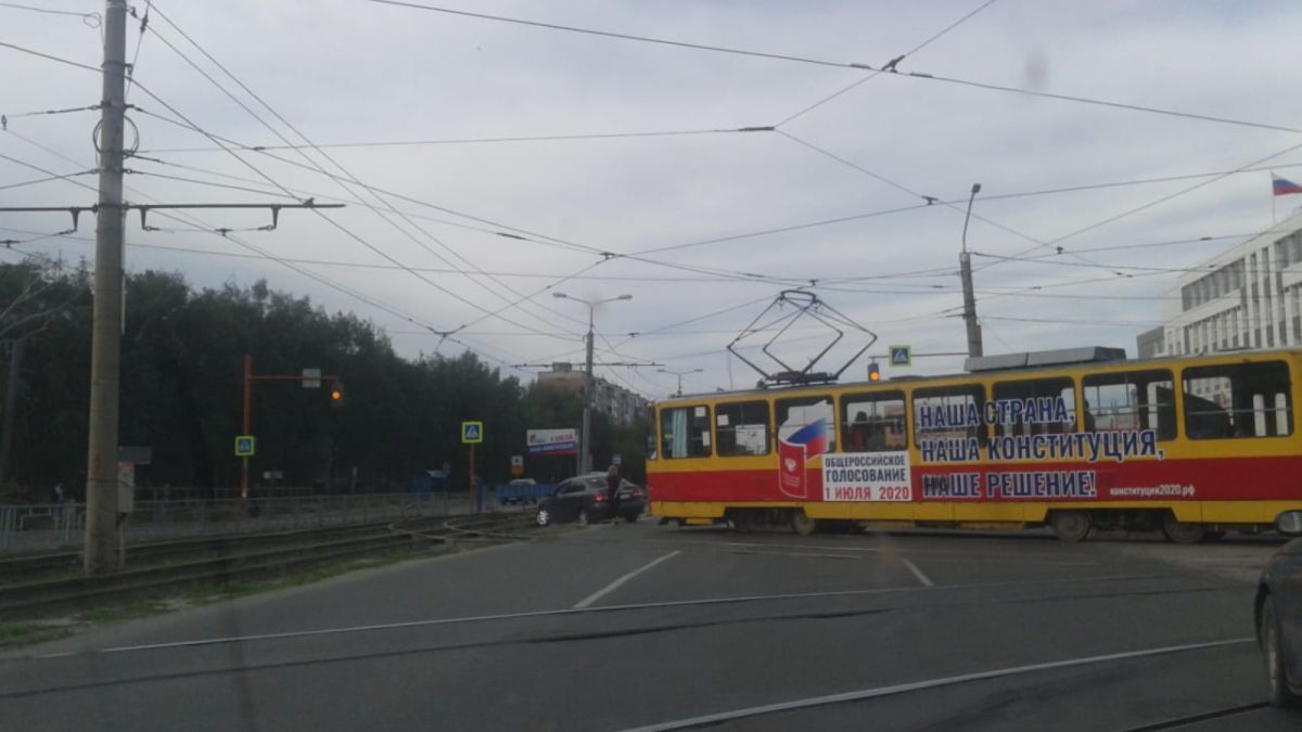 В Барнауле автомобиль вылетел на трамвайные пути после ДТП