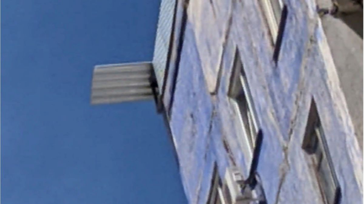 Железные листы угрожающе свисают с крыши многоэтажки в Барнауле