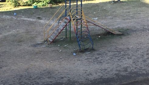 Детская площадка в Барнауле превращается в мусорную свалку