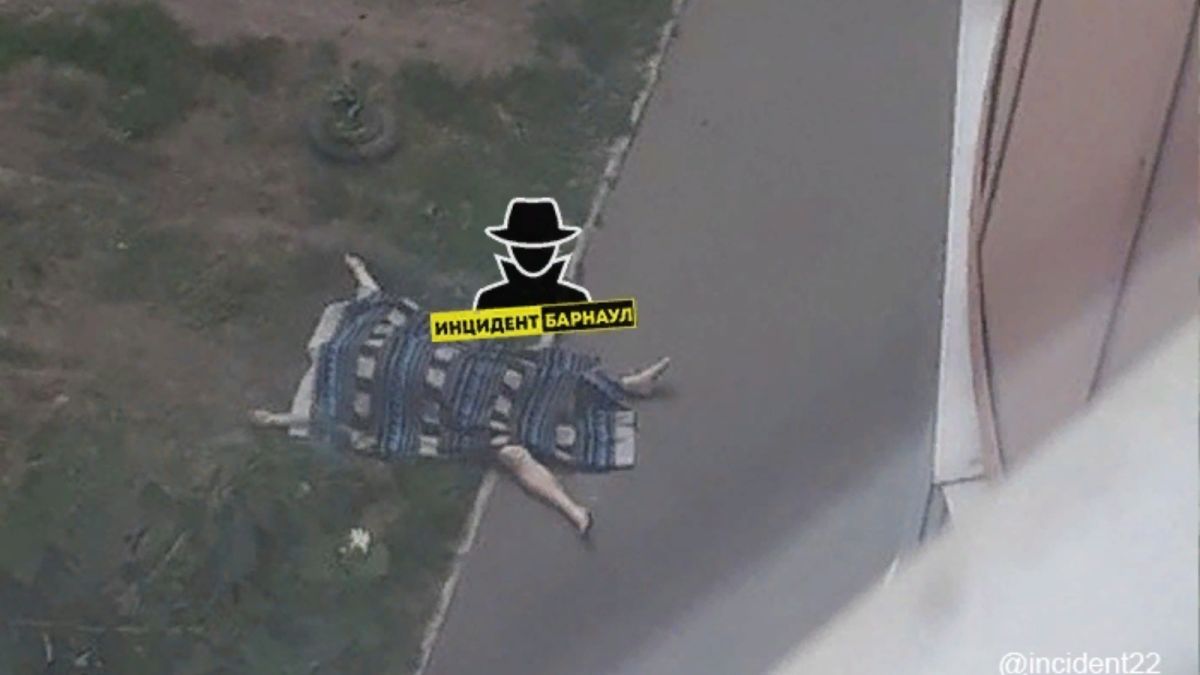 Очевидцы: мужчина выпал из окна многоэтажки в Барнауле 