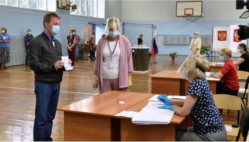 Известные политики проголосовали в Барнауле по поправкам в Конституцию
