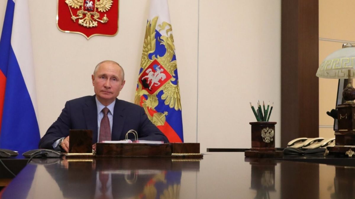 Путин проголосовал по поправкам в Конституцию на избирательном участке