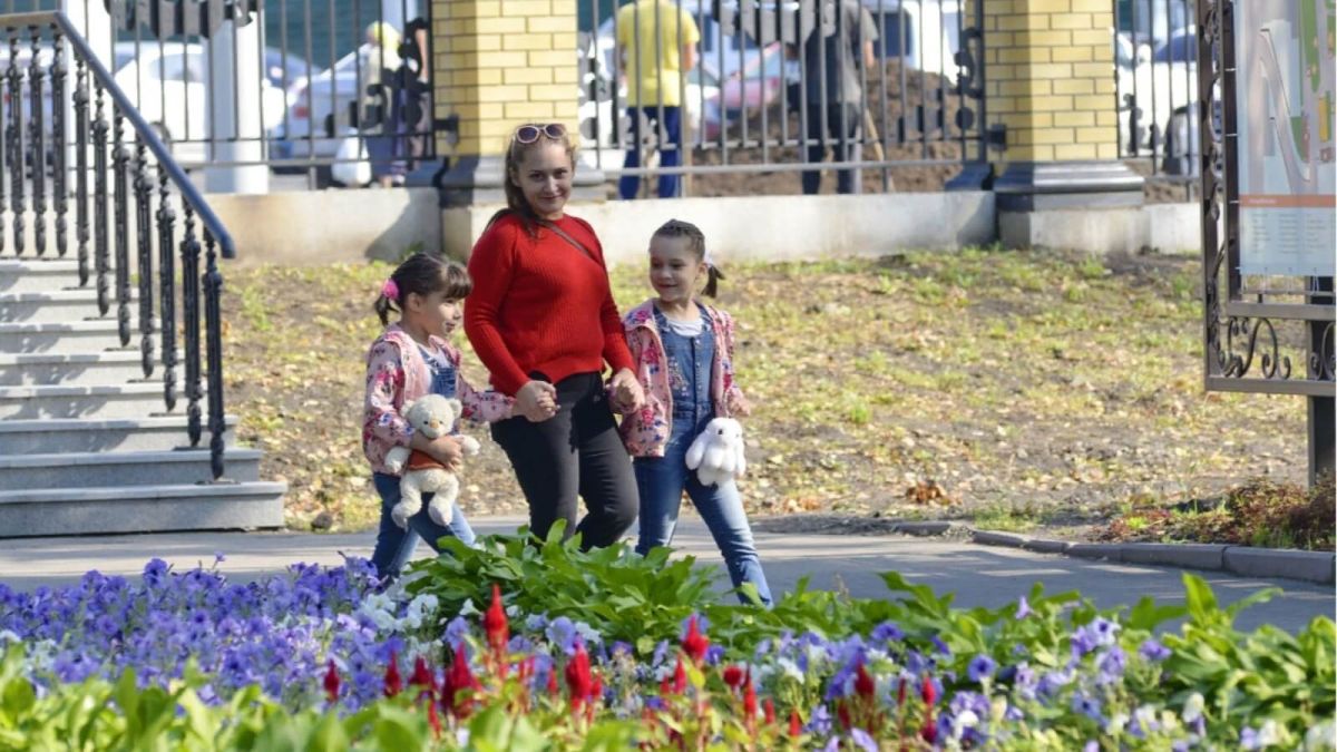 Барнаульцам разрешили есть сладкую вату в Центральном парке