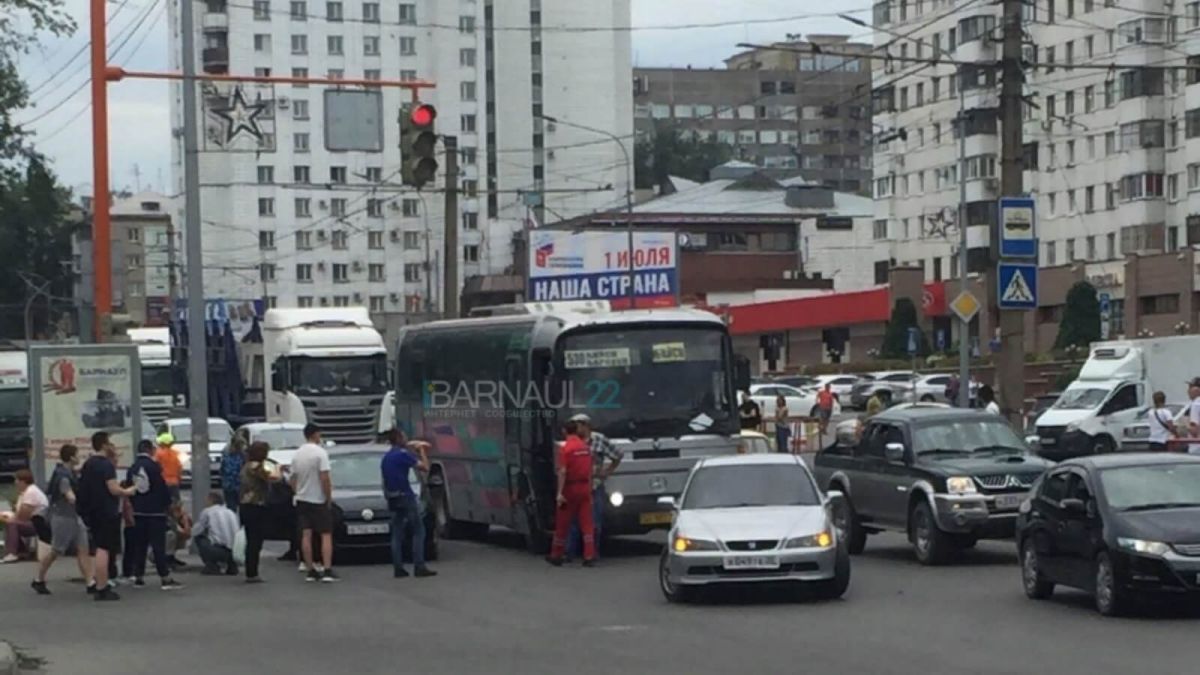 Междугородный автобус столкнулся с легковушкой в центре Барнаула