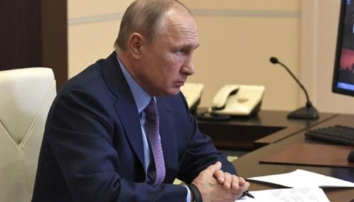 Песков рассказал, почему Путин пришел голосовать без маски