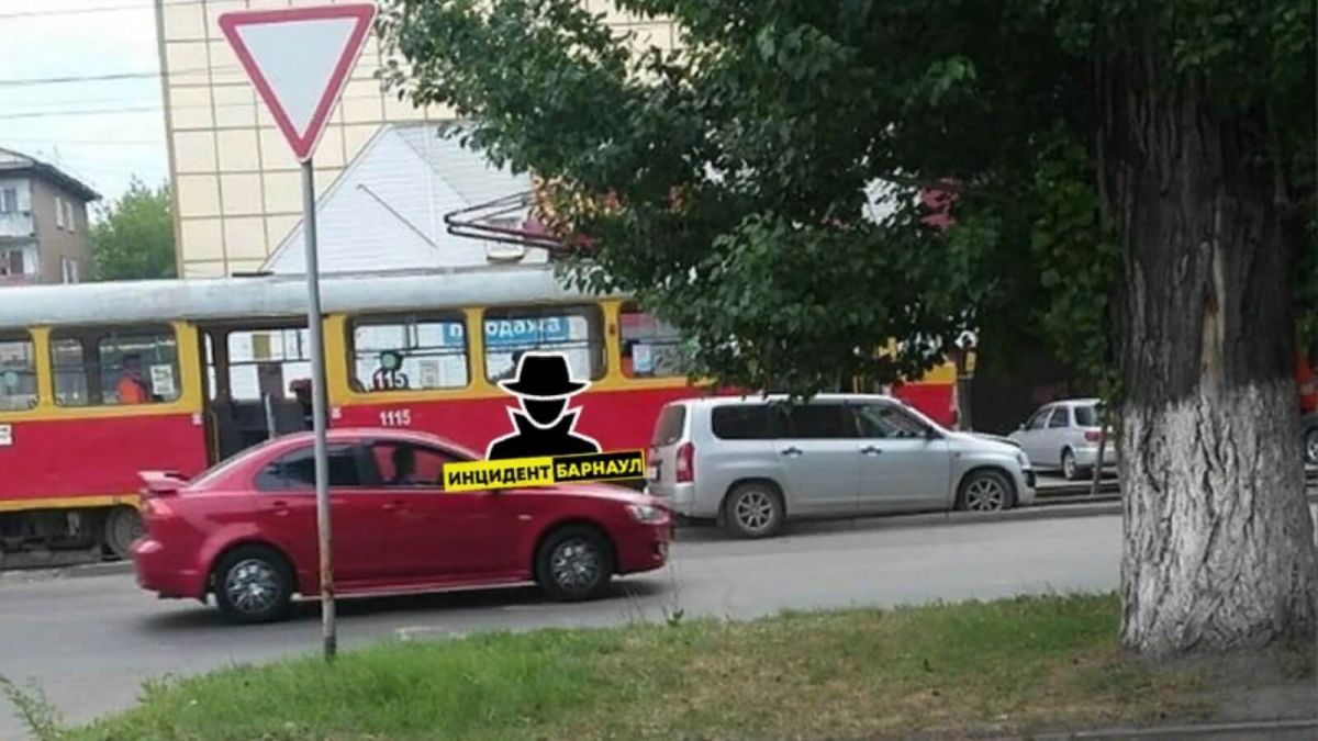 Движение заблокировано: легковушка столкнулась с трамваем в Барнауле