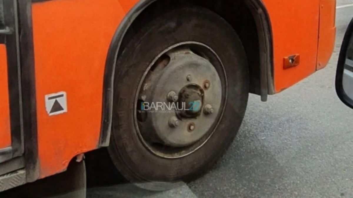 Маршрутный автобус без гаек на колесе ездит по Барнаулу  