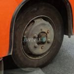 Маршрутный автобус без гаек на колесе ездит по Барнаулу