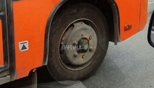 Маршрутный автобус без гаек на колесе ездит по Барнаулу