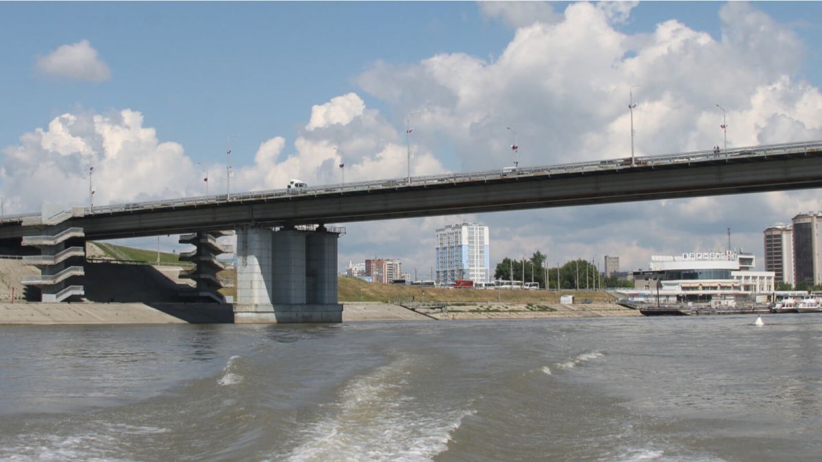 Двух подростков на бревне спасли на Оби у Нового моста в Барнауле