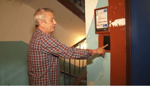 Ходите пешком: за что жильцам 9-этажки в Барнауле отключили лифт