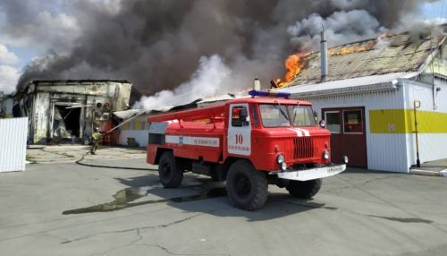 Сильный пожар произошел на маслосырзаводе в алтайском селе