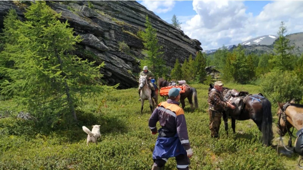 Алтайские спасатели на лошадях вывезли пострадавшего туриста
