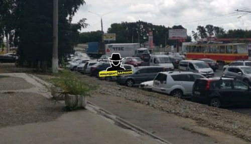 В Барнауле собралась пробка на улице Попова из-за очередного ДТП