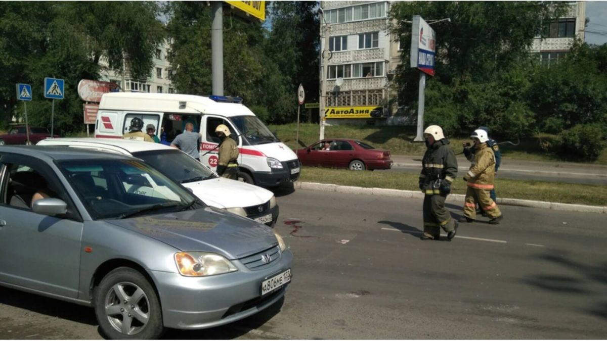 Машина такси сбила женщину на "пешеходнике" в Бийске