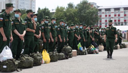 Как в Барнауле отправляют призывников на военную службу