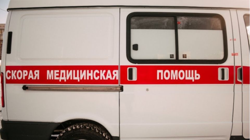 Мужчину с порезанным горлом нашли на тротуаре в Барнауле
