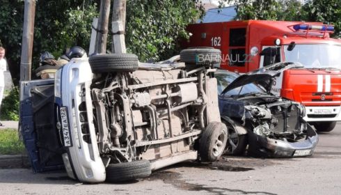Машина перевернулась после ДТП в Барнауле – есть пострадавшие