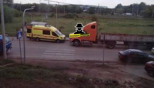 В Барнауле машина сбила подростка, переходившего дорогу