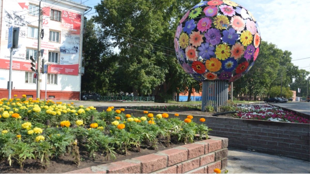Огромный цветочный шар установили на клумбе в Барнауле