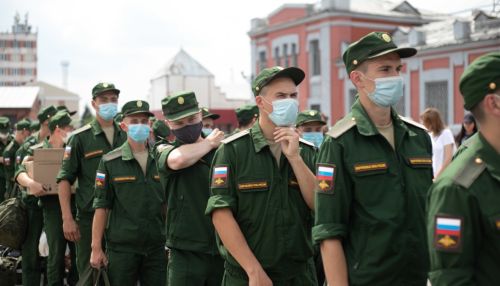 В Барнауле скапливаются сотни призывников, которых тестируют на COVID