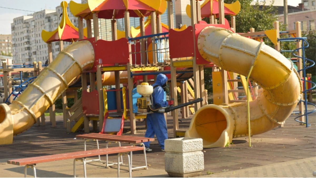 Детские площадки дезинфицируют от ковида в Барнауле
