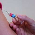 Ученые назвали срок действия вакцины от COVID