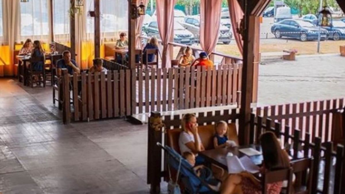 Замечаний меньше: в Барнауле проверяют соблюдение санитарных норм в летних кафе