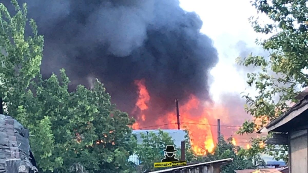 Загорелись два дома: сильный пожар устранили в Барнауле