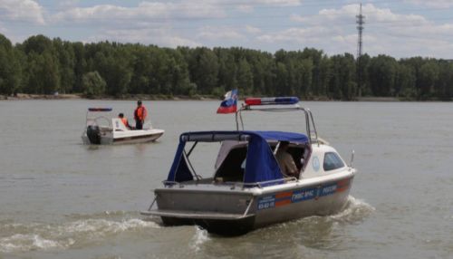 На Алтае спасли пятерых отдыхающих на надувной лодке