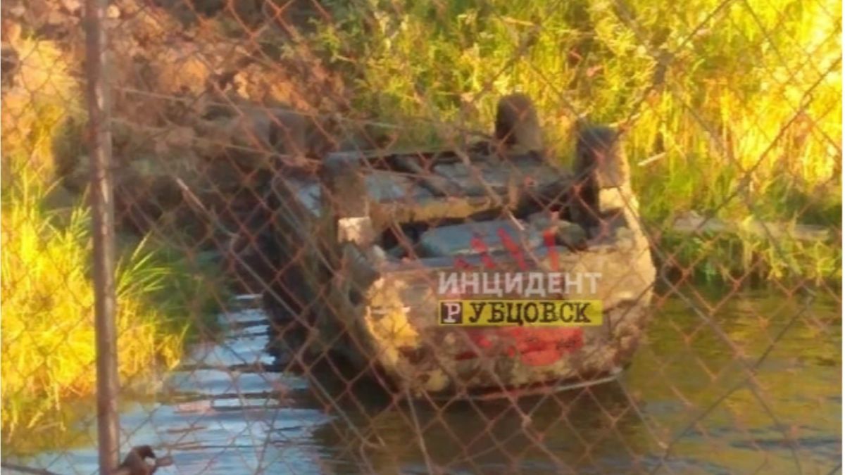 На дне алтайской реки обнаружили автомобиль с мертвым водителем