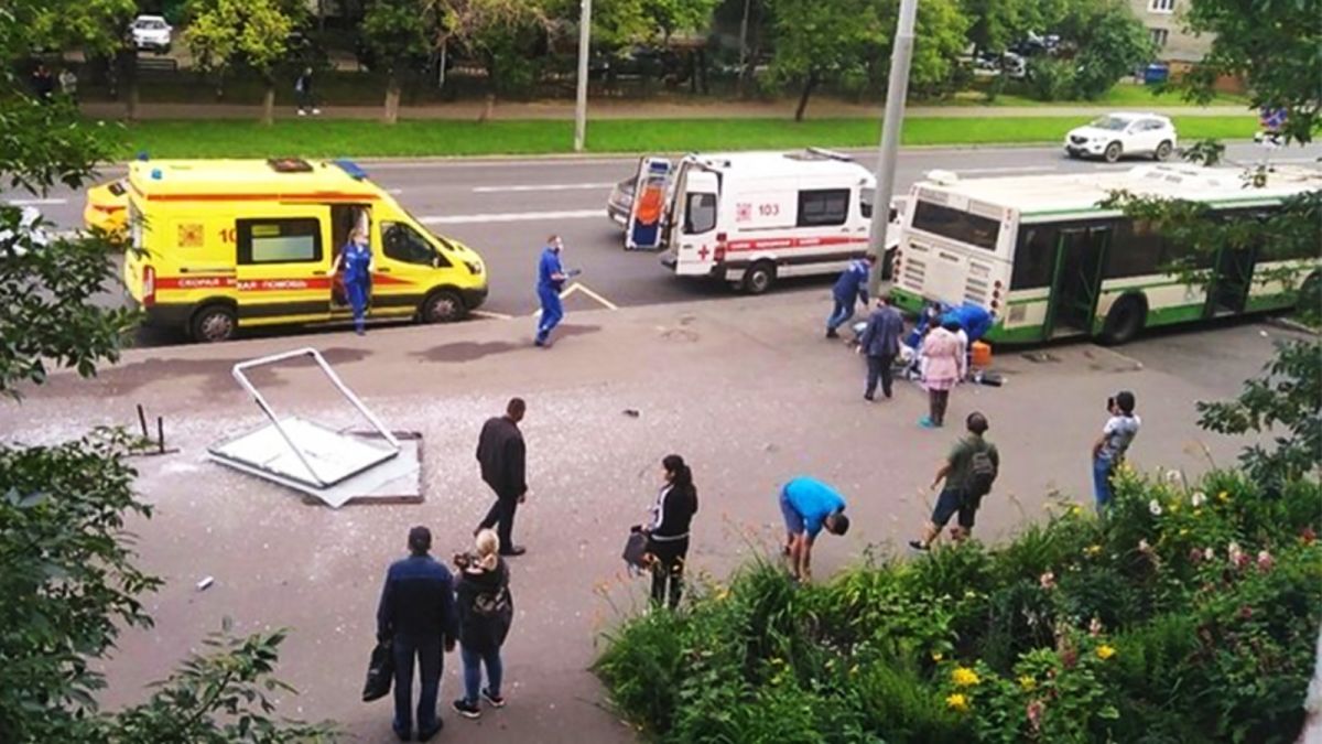Автобус влетел в остановку с людьми в Москве – есть погибший