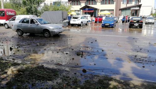 Фонтан из горячей воды в Барнауле выбил стекла у припаркованных машин
