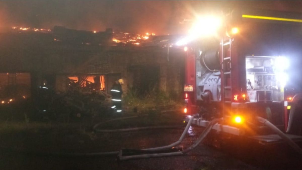 Пожар на барнаульской спичечной фабрике мог случиться из-за "заноса огня извне"