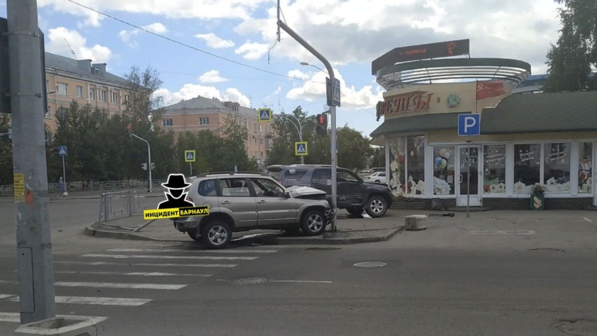 Автомобили отбросило на тротуар во время ДТП в Барнауле