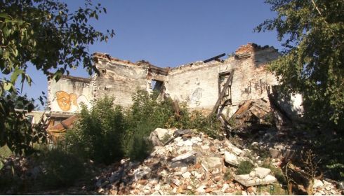 Жильцы барнаульской многоэтажки недовольны соседством со свалкой и бомжами