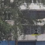 Оцепили место: мужчина выпал с балкона многоэтажки в Барнауле