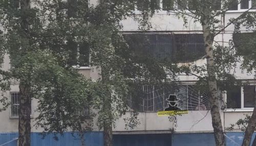 Оцепили место: мужчина выпал с балкона многоэтажки в Барнауле