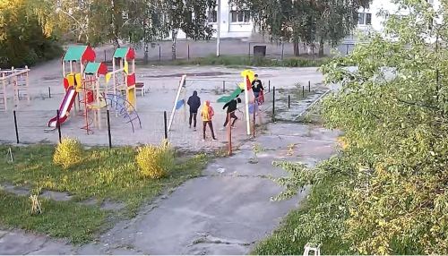 Дети-вандалы атаковали игровые площадки в барнаульских дворах