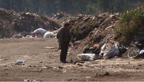 Отравляет жизнь: в алтайском городе годами горит мусорный полигон