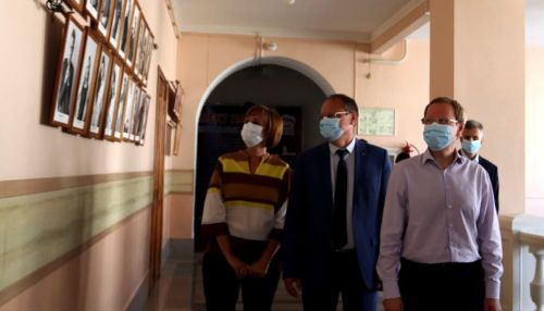 Виктор Томенко побывал в Бийском драматическом театре