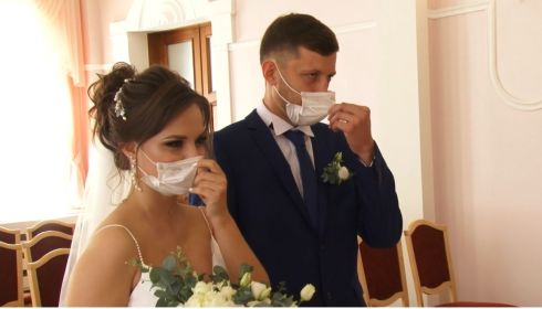 Целоваться можно: как в Барнауле проходят свадебные церемонии в период пандемии