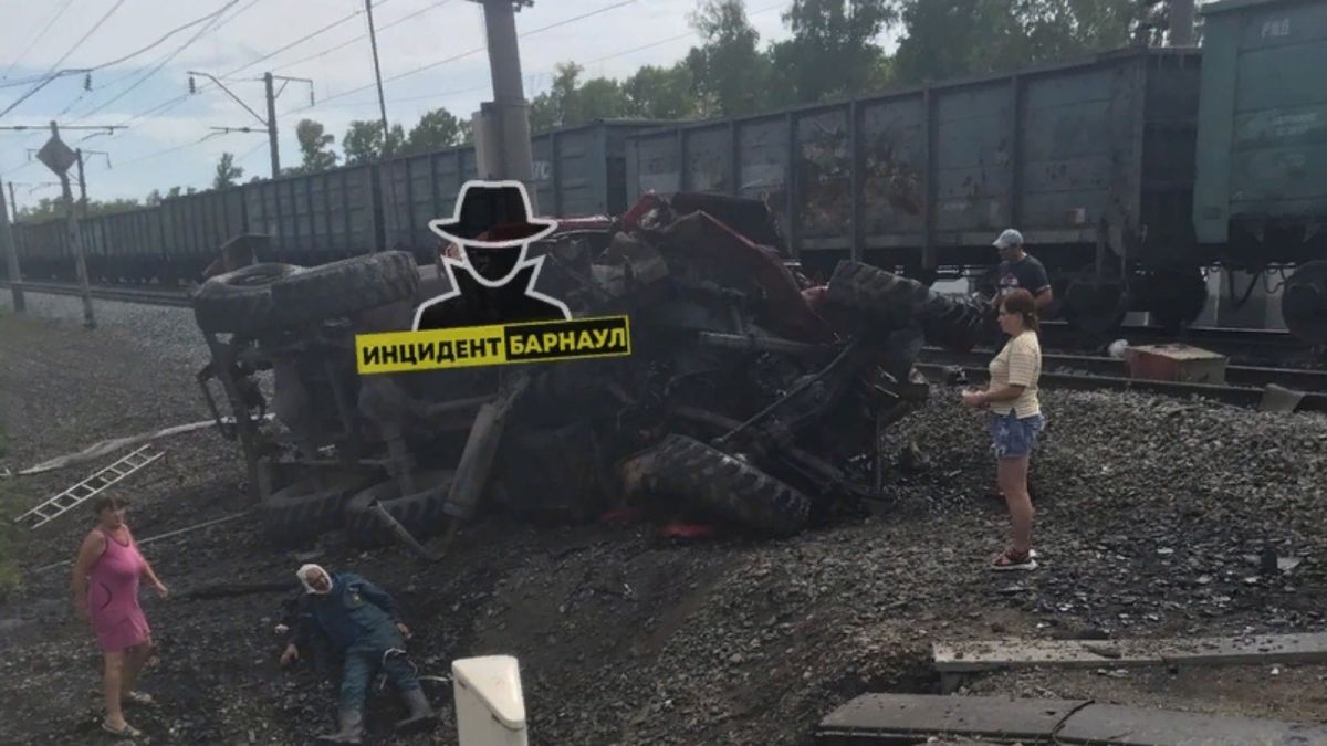 В Алтайском крае поезд протаранил пожарный автомобиль